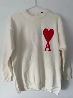 Ami Paris - Hej, säljer denna ami Paris tröja i vit färg med det röda A:et. Perfekt för kommande höst/vinter med tanke på att det är stickat material Kan absolut gå ner i pris vid snabb affär. Hör av er vid frågor.👍