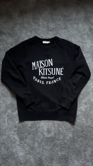Maison Kitsuné Sweater - En sweatshirt från Maison Kitsuné, inga defekter! True to size, sitter bra på någon med storlek M! Sjukt snygg och passar året runt! 🤩är i bra skick endast att texten ser lite torr ut men inte alls mycket inget man ser på avatånd utan precis nära.  Säljer för 499 kr och priset går att diskutera såklart! BVSA!!!!!