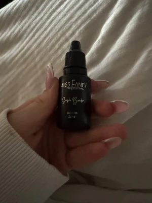 Miss Fancy Super Bonder 20ml - Miss Fancy Super Bonder är en professionell nagelprodukt i svart plastflaska med pipettkork. Innehåller 20ml och används för att förbättra hållbarheten på naglar vid UV/LED-behandling. Perfekt för dig som vill ha extra starka och snygga naglar. Använd 2 sett så nästan allt kvar!💕