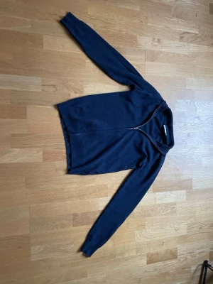Stickad tröja - Säljer stickad tröja från ryvls med dragkedja i storlek 170-176, passar xs xxs. 150kr