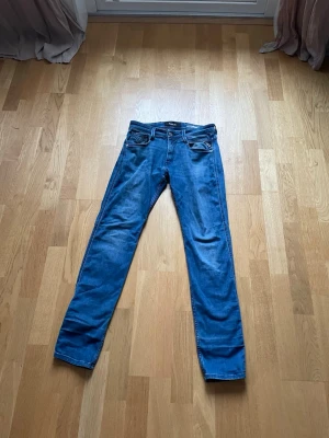 Replay jeans - Säljer Replay jeans anbass slim fit för snabbt och smidigt pris i bra skick. 28 30