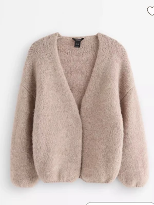 Beige fluffig kofta från Lindex - Mysig beige kofta från lindex. Köptes för 399kr. Använd fåtal gånger. Dubbel storlek