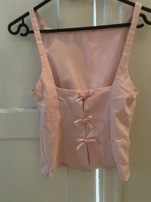 Rosa söt topp - Rosa linne med rosetter 