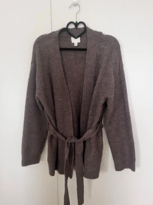 H&M - Knitted tie cardigan - Kofta med en knytskärp i färgen brun och i storlek XS