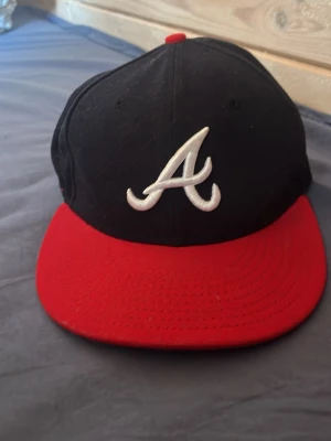 New Era Atlanta keps  - Atlanta keps New era säljer eftersom att jag har tröttnat lite på den Storlek 7 -1/4