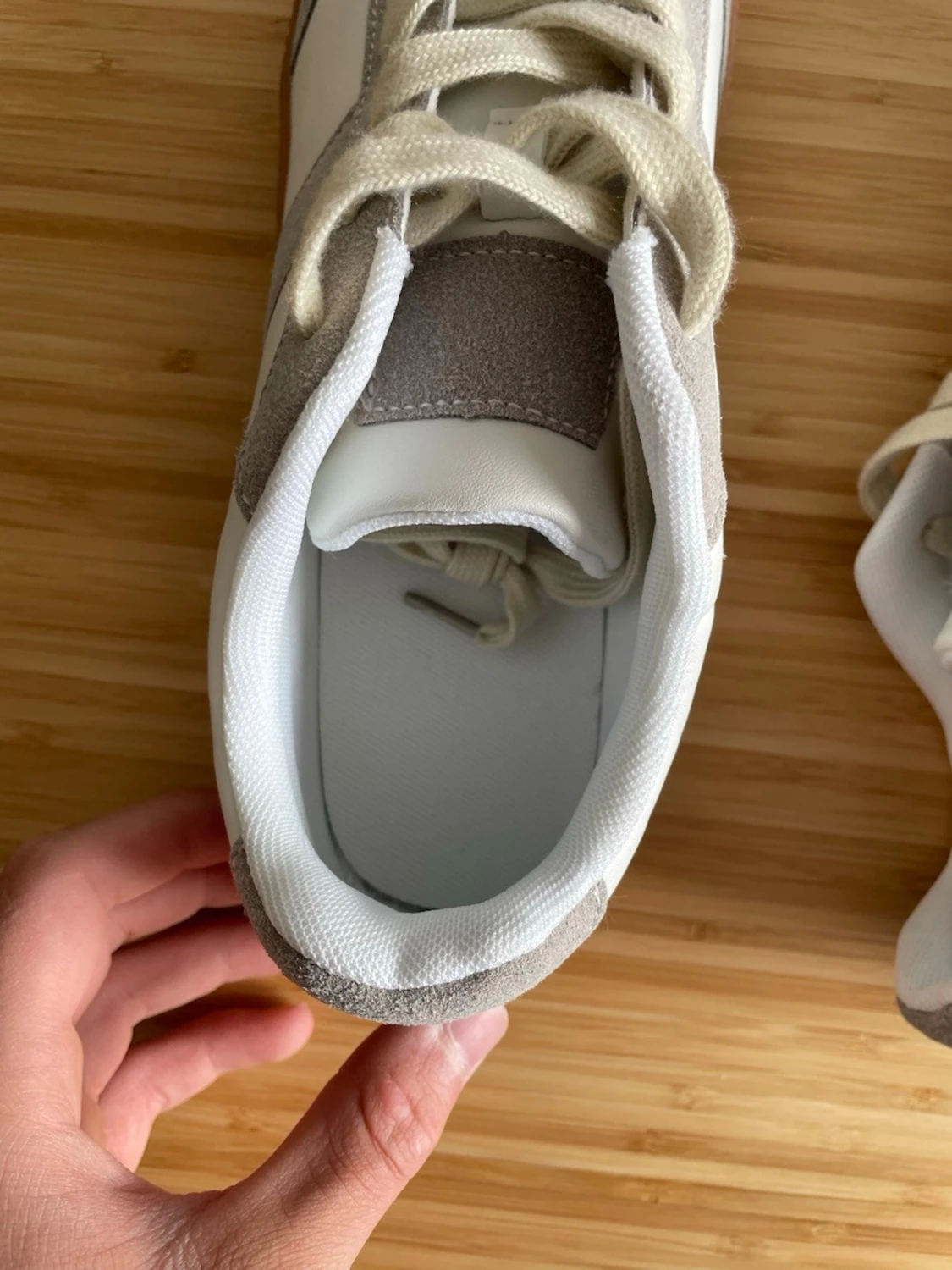 Vita och beige sneakers med mockadetaljer - 3
