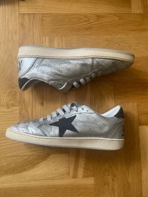 Golden goose ballstar  - Silvriga golden goose ballstar i mycket bra skick. Inga defekter. Dom är Cracked som modell å såklart 100% äkta finns kvitto. Skicka gärna medellande om de finns frågor✌️