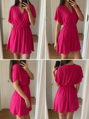 Rosa omlottklänning - Fuchsiarosa omlottklänning från L’amour Concept i stl M. Nyköpt och i nyskick, endast använd 1 gång! Smickrande v-ringning, stretch i midjan och skönt fall. 100% viskos.Mått (cm): axlar 38, armhåla 44, midja utsträckt 46, längd 80.Obs! Lappen i nacken lossnade på ena sidan så jag tog bort den helt för komfort. Den finns kvar, se sista bilden! Skickas med.