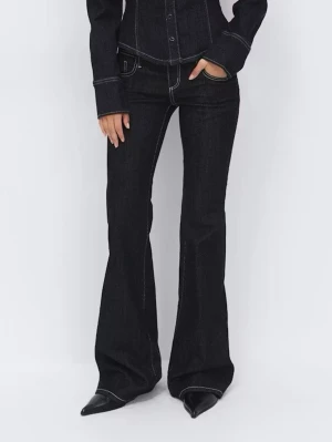 Mörkblå bootcut jeans - Snygga mörkblå bootcut jeans med klassisk femficksmodell och kontrastsömmar. Från Gina tricot i stl 32 tall, använda men i fint skick 