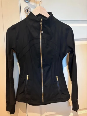 Lululemon define jacket svart guld - Jätte fin och bekväm Lululemon jacka, använt få gånger och är i bra skick! Skriv för mer bilder priset är 1000kr Storlek 4