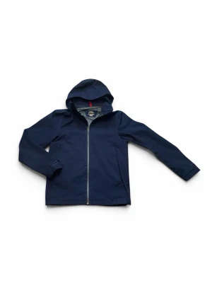 Mörkblå regnjacka från Polo Ralph Lauren - Snygg mörkblå regnjacka från Polo Ralph Lauren med huva och hel dragkedja framtill. Jackan har två sidofickor och meshfoder på insidan för extra komfort. Perfekt för regniga dagar och enkel att matcha med olika outfits.