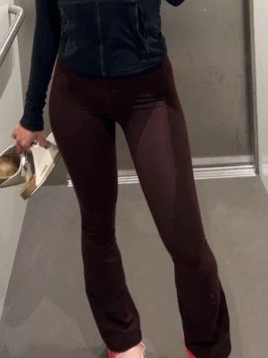 Under armour leggings  - Säljer ett par BRUNA leggings, säljer då dem är för små. Skit sköna men har för mig att jag har fått ett litet hål i någon söm i benet men hittar inte det nu och inget som syns 