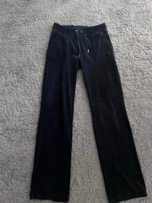 Mörkblåa Juicy Couture byxor  - Säljer ett par mörkblåa Juicy Couture mjukis byxor. Jag säljer dessa eftersom att jag inte använder de mer. Köptes för 1199kr. 💗