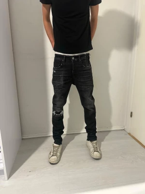 Replay Anbass Jeans - Helt nya Replay Anbass Jeans! Tvär feta svarta med gråa fades. Det är ett limiterat par som har likt salvedge fades och massor av läder detaljer. Storlek W28-L30. Butikspris 2700kr! Skriv vid funderingar!😝