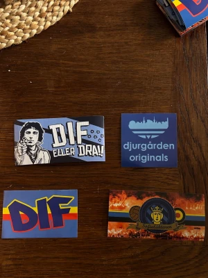 100 DIF stickes / Djurgården klibbor / klistermärken - 100 stycken klibbor  25 av varje motiv  Först till kvarn