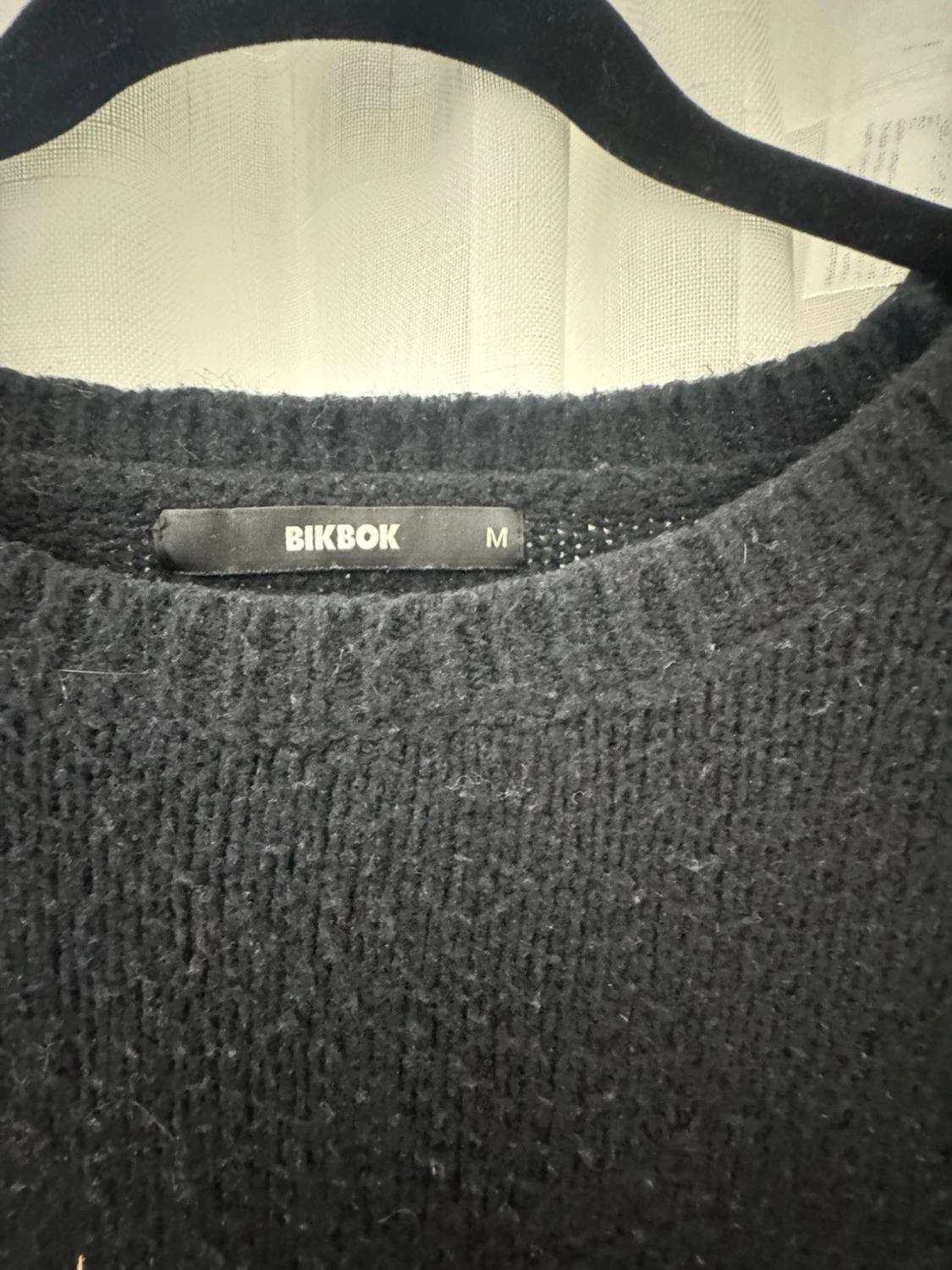 Svart stickad tröja med rund hals - 3