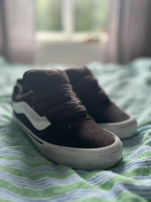 Svarta Vans Old Skool sneakers - Klassiska Vans Old Skool sneakers i svart mocka och canvas med vit sula och den ikoniska vita sidostripen. Det går att pruta ner priset, hör av dig om frågor!😃