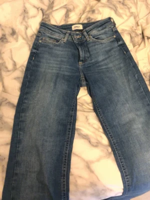 Blå jeans från ONLY - Snygga blå jeans från ONLY med utsvängd passform. Jeansen har normal midja, ny pris är 699kr. Pris kan diskuteras. 