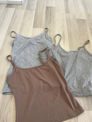 Linnen  - 3 linnen i beige och grå. Dom två första linnena är från shein och den sista är från lager 157. Alla är i storlek xs. Inga defekter förutom att den från Lager157 har en pytteliten fläck på bandet (syns knappt).   Postar mellan 1-3 dagar efter köp.  Hör gärna av dig om du har frågor eller vill ha fler bilder! 
