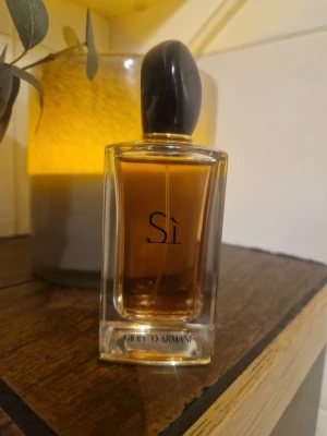Giorgio Armani Sì parfym - Giorgio Armani, Sì, 100ml . Guldkanten längst ner där fram är pyttelite lös, men inget som stör/förstör.  Endast något sprut taget. 