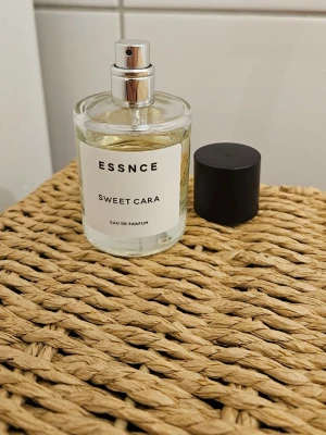 Sweet Cara från ESSNCE  - Härlig doft, särskilt nu till sommaren!  Säljer då jag har två.       Förvarats mörkt och svalt, uppskattar att det är minst 40 ml kvar i den.    Etiketten har lyckats skavas lite (se bild) men annars i fint skick!    