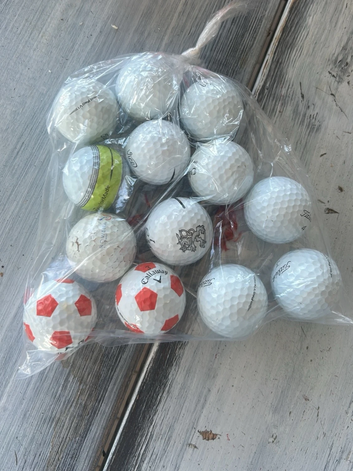 Påse med blandade golfbollar