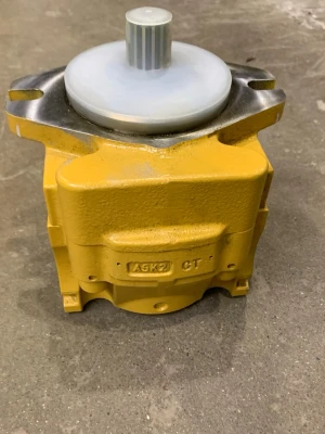 Cat hydraulikpump i metall - Hydraulikpump i robust gul metall med silverfärgad topp och grå splinesaxel. Pumpen har fyrkantig form med monteringshål och tydliga markeringar på sidan. Passar till maskiner eller industriella applikationer.