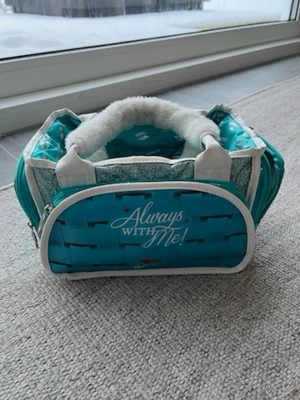 Sargväska som kan fästas på en zuuca väska - Cool turkos handväska med vit text 'Always with me!' framtill. Väskan har vita handtag med mjuk fuskpäls och dragkedja. Insidan är mönstrad med loggor och har dragsko samt innerficka med dragkedja. Perfekt för dig som gillar färg och unika detaljer.