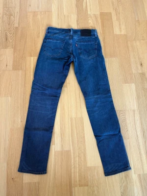 Levis jeans - Ett par Levis jeans med sjukt fin tvätt och till ett riktigt fyndpris! Byxorna är i storlek 29/32 Och har innebens längd på 76cm och midja sida till sida på 38cm. Byxorna är i fint skick utan några konstigheter. Skulle det vara några frågor så skriv annars fritt fram att köpa! (Postar inom 24h)