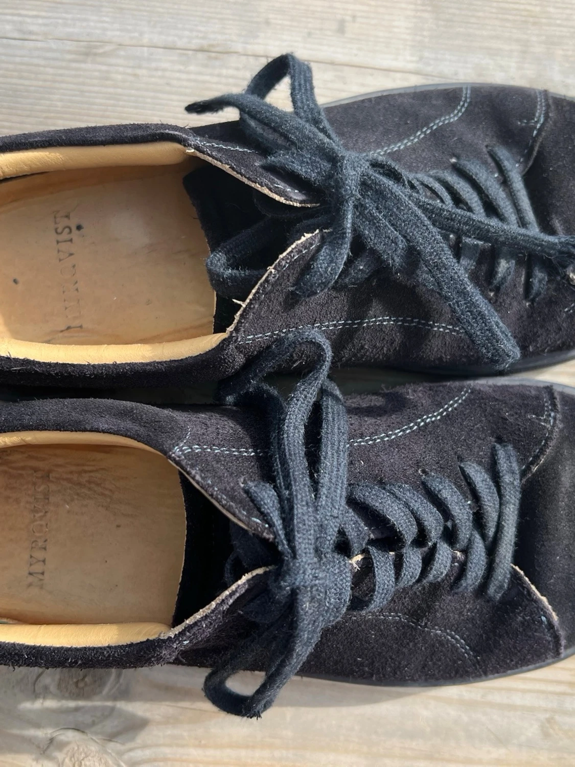 Marinblå sneakers från Myrqvist med snörning