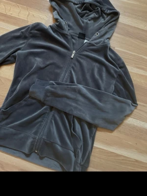 Grå hoodie med dragkedja från Gina Tricot - Mjuk  grå hoodie i velour från Gina Tricot. Modellen har dragkedja framtill, huva utan snören  och två fickor. Perfekt för en chill och avslappnad stil.💕