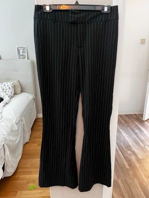 Kostymbyxor  - Snygga bootcut kostymbyxor från Gina Tricot i storlek 36, de är dessutom midwaist. 