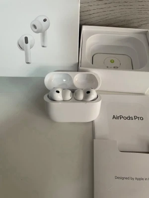 Apple AirPods Pro trådlösa hörlurar - Säljer ett par vita Apple AirPods Pro med laddningsetui. De är in-ear, har stilren design och levereras med originalförpackning och manual. Perfekta för dig som vill ha brusreducering och grymt ljud i ett smidigt format.