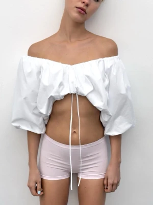 Vit offshoulder croppad blus Zara - Trendig vit offshoulder blus med puffiga trekvartsärmar och croppad passform. Toppen har snörning framtill som ger en snygg detalj och gör att du kan justera passformen. Perfekt för dig som vill ha en statement topp till sommaren.