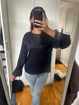 Mörk blå blus med vida ärmar - Super snygg med öppen rygg 