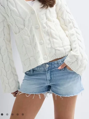 Ljusblå jeansshorts med rå kant - Ljusblåa shorts från Gina Young i st 170, aldrig använda med prislapp kvar🤍