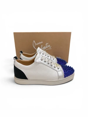 christian louboutin - Säljer mina Louboutins eftersom de ba ligger och samlar damm  Använda men fortfarande i fett fint skick, finns lite små användningsspår men inget som stör alls. Sulorna är också i bra skick och skorna har mycket kvar att ge 💯  📦 Originalbox ingår, kvitto, dustbag  📏 Storlek: (42) 💰 Pris: (2099)  Skriv om du vill ha fler bilder eller undrar något 🤝 ❌ Inga skambud tack. ✅ Först till kvarn.