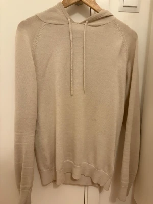 Merino Hoodie Tiger of Sweden - Säljer denna stilrena beiga TOS hoodien som jag tyvärr inte använder längre. Storlek M och kan till och med passa S. Den är i Bra skick och passformen är väldigt bra. Ordinarie pris ligger på 1799kr