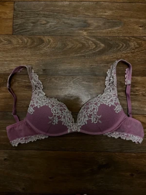 (Reserverad) - Rosa push up intimissimi bh. Jag tror storleken är 70/75 B. De var ett tag sen jag köpte den så intimissimi märket är nästintill borta (se sista bild). Hör av er vid funderingar.
