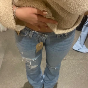 Lågmidjade LEVI’S jeans - Säljer dessa super fina superlow bootcut jeans från Levi’s 💓 Köpta här på plick för ett tag sedan. (Obs att hålen har blivit större-> se sista bilderna)