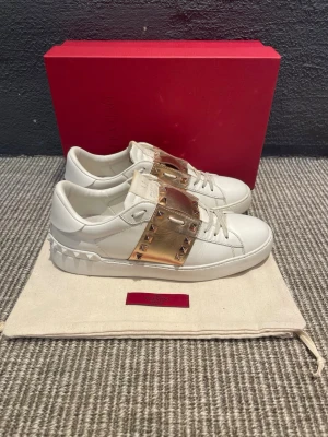 Valentino skor  - Hej, säljer nu dessa svin snygga valentino skor. Skorna är i grymt skick! Begränsat antal boxar och dustbag. Hör av dig vid frågor. Saknar en nit