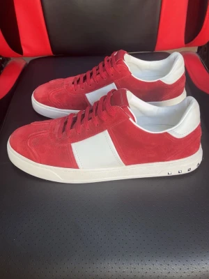 Valentino flycrews - Säljer dessa sprillans nya flycrews i size 43, till ett rimligt pris-Först till kvarn!