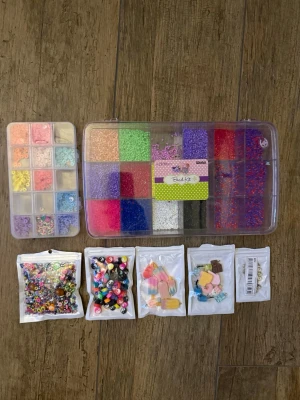 Stort pärlkit med mixade färger - Säljer ett stort pärlkit med massor av färgglada plastpärlor i olika former och storlekar. Perfekt för att skapa egna smycken som armband, halsband och nyckelringar. Innehåller bokstavspärlor, figurer, och blandade pastell- och neonfärger. Allt kommer i praktiska förvaringsaskar.