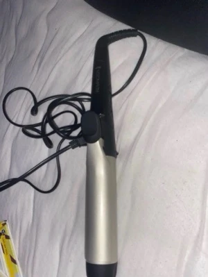 Locktång från Remington svart/silver - Säljer en locktång från Remington i svart och silver. Den har ett ergonomiskt handtag, sladd och klämma för att enkelt forma lockar. Perfekt för dig som vill fixa håret snabbt och smidigt.