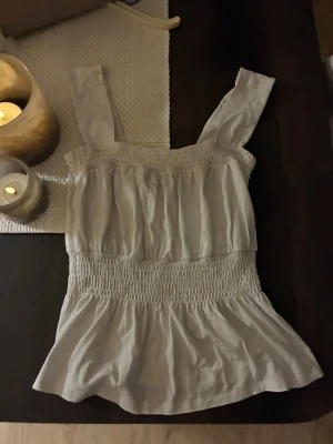 Snyggt linne/topp💕 - jätte fin, är vit i färg och använd få tal gånger💕