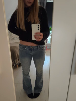True religion jeans - Säljer ett par ljusblå bootcut jeans med låg midja och klassisk femficksdesign. Jeansen är typ aldrig användna och har inga defekter, hör av er om frågor.