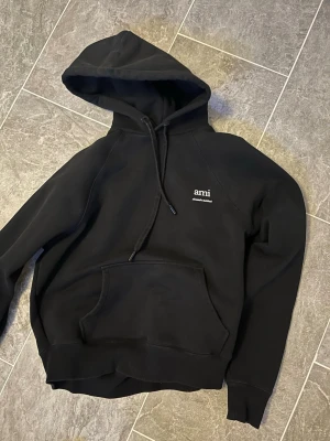 Ami Paris Hoodie - Clean Ami paris hoodie Svart, storlek M men passar även S, kvitto finns, skick 7/10, priset kan sänkas enormt vid snabb affär, skriv vid behov av fler bilder!