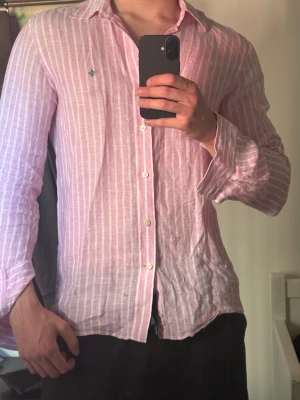 Rosa och vit randig linneskjorta - Riktigt fin linneskjorta passar perfekt till ett par vita linnebyxor samt blå jeans nu under sommaren🤩