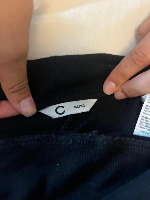 Svarta ribbade shorts med hög midja - Säljer ett par svarta shorts med ribbad struktur och bred, De är stretchiga och bekväma!