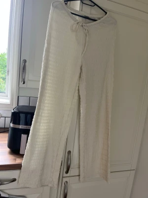 Sommar byxor - Jag säljer dessa jättefina créme vita byxor, finns ingen lapp men skulle gissa på en storlek S